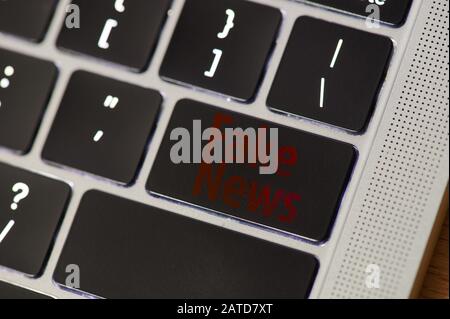 Pulsante notizie false sulla vista ravvicinata della tastiera Foto Stock