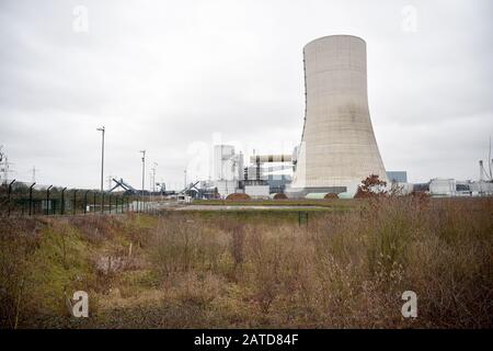 Datteln, Germania. 02nd Feb, 2020. Gli attivisti hanno occupato un escavatore minerario sul sito della centrale a carbone Datteln 4. Contrariamente a quanto raccomandato dalla commissione per il carbone, la centrale elettrica della regione della Ruhr sarà collegata alla rete quest'estate. Gli ambientalisti protestano contro questo. Credit: Caroline Seidel/Dpa/Alamy Live News Foto Stock