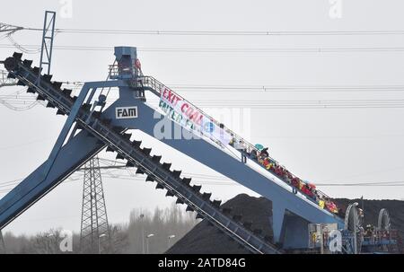 Datteln, Germania. 02nd Feb, 2020. Gli attivisti hanno occupato un escavatore minerario sul sito della centrale a carbone Datteln 4. Contrariamente a quanto raccomandato dalla commissione per il carbone, la centrale elettrica della regione della Ruhr sarà collegata alla rete quest'estate. Gli ambientalisti protestano contro questo. Credit: Caroline Seidel/Dpa/Alamy Live News Foto Stock