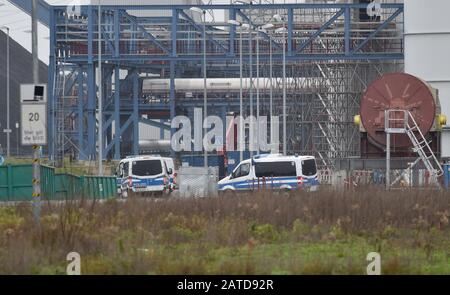 Datteln, Germania. 02nd Feb, 2020. Le auto di polizia guidano i terreni della centrale a carbone di Datteln 4 Attivisti hanno invaso il sito e occupato un escavatore minerario Contrariamente a quanto raccomandato dalla commissione del carbone, la centrale elettrica nella zona della Ruhr deve essere collegata alla rete quest'estate. Gli ambientalisti protestano contro questo. Credit: Caroline Seidel/Dpa/Alamy Live News Foto Stock