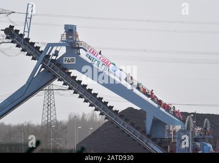 Datteln, Germania. 02nd Feb, 2020. Gli attivisti hanno occupato un escavatore minerario sul sito della centrale a carbone Datteln 4. Contrariamente a quanto raccomandato dalla commissione per il carbone, la centrale elettrica della regione della Ruhr sarà collegata alla rete quest'estate. Gli ambientalisti protestano contro questo. Credit: Caroline Seidel/Dpa/Alamy Live News Foto Stock