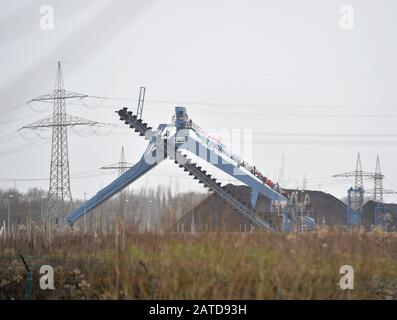 Datteln, Germania. 02nd Feb, 2020. Gli attivisti hanno occupato un escavatore minerario sul sito della centrale a carbone Datteln 4. Contrariamente a quanto raccomandato dalla commissione per il carbone, la centrale elettrica della regione della Ruhr sarà collegata alla rete quest'estate. Gli ambientalisti protestano contro questo. Credit: Caroline Seidel/Dpa/Alamy Live News Foto Stock