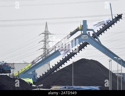 Datteln, Germania. 02nd Feb, 2020. Gli attivisti hanno occupato un escavatore minerario sul sito della centrale a carbone Datteln 4. Contrariamente a quanto raccomandato dalla commissione per il carbone, la centrale elettrica della regione della Ruhr sarà collegata alla rete quest'estate. Gli ambientalisti protestano contro questo. Credit: Caroline Seidel/Dpa/Alamy Live News Foto Stock