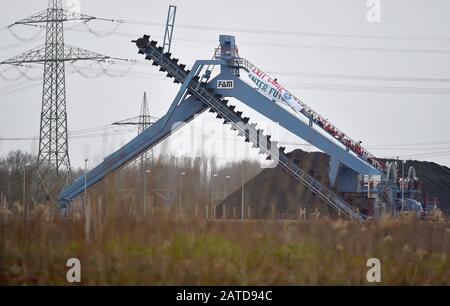 Datteln, Germania. 02nd Feb, 2020. Gli attivisti hanno occupato un escavatore minerario sul sito della centrale a carbone Datteln 4. Contrariamente a quanto raccomandato dalla commissione per il carbone, la centrale elettrica della regione della Ruhr sarà collegata alla rete quest'estate. Gli ambientalisti protestano contro questo. Credit: Caroline Seidel/Dpa/Alamy Live News Foto Stock