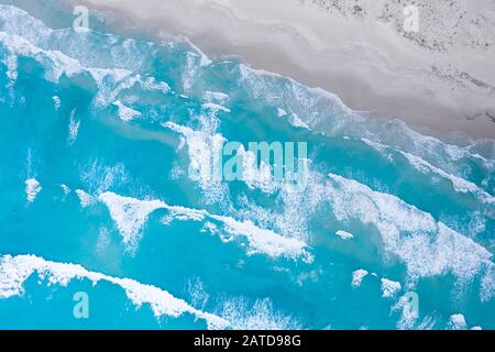 Veduta aerea del surf sull'oceano sulla spiaggia, Australia Occidentale, Australia Foto Stock