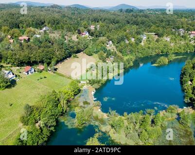 Veduta aerea del villaggio sul fiume Mreznica, Croazia Foto Stock