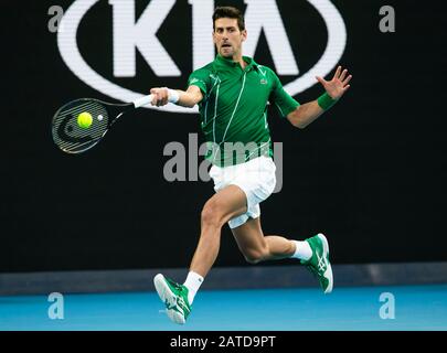 Melbourne, Australia. 02nd Feb, 2020. Tennis: Grand Slam, Australian Open. Uomini, singoli, finali. Thiem (Austria) - Djokovic (Serbia). Novak Djokovic è in azione. Merito: Frank Molter/Dpa/Alamy Live News Foto Stock