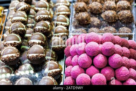 Selezione di latte tartufo svizzero al cioccolato Foto Stock