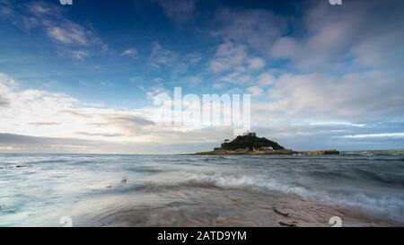 Alba sul terreno agricolo vicino al villaggio Yorkshire Dales di Eshton un piccolo villaggio e parrocchia civile nel distretto Craven del North Yorkshire Foto Stock