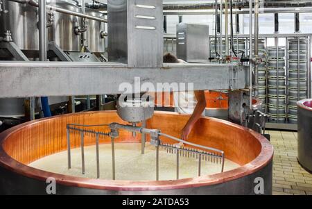 Produzione di Gruyere de Comte Cheese presso il caseificio francese Foto Stock