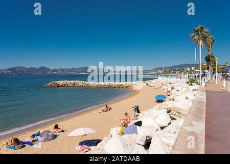 Cannes, Francia - 01 Giugno 2019: Persone Che Si Divertano Sulla Spiaggia Di Cannes Nel Mar Mediterraneo Foto Stock