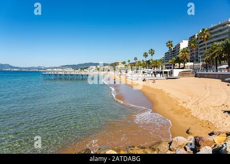 Cannes, Francia - 01 Giugno 2019: Persone Che Si Divertano Sulla Spiaggia Di Cannes Nel Mar Mediterraneo Foto Stock