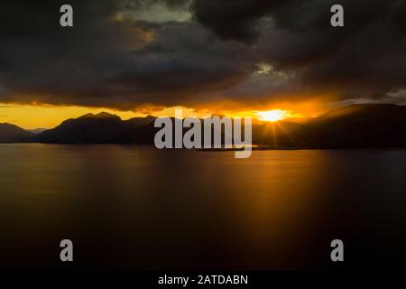 Riprese con drone di un tramonto tempestoso sul Loch Linnhe, da North Ballachulish, Fort William, Scozia. Foto Stock