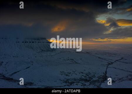 Un'alba su Penyghent, Pen-y-ghent o Penyghent nelle Yorkshire Dales, Inghilterra Foto Stock