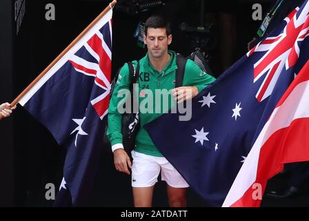 Melbourne, Australia. 2nd Feb, 2020. Novak Djokovic di Serbia entra in campo prima della finale maschile singles contro Dominic Thiem d'Austria al 2020 Australian Open di Melbourne, Australia il 2 febbraio 2020. Credito: Bai Xuefei/Xinhua/Alamy Live News Foto Stock