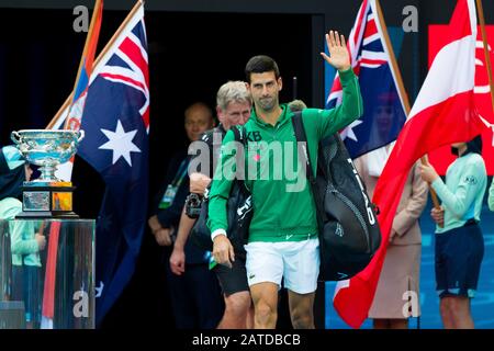 Melbourne, Australia. 02nd Feb, 2020. Novak Djokovic di Serbia entra nello stadio per la finale maschile di Singles all'ATP Australian Open 2020 al Melbourne Park di Melbourne, Australia, il 2 febbraio 2020. Foto Di Peter Dovgan. Credit: Uk Sports Pics Ltd/Alamy Live News Foto Stock