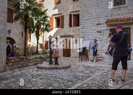 Montenegro, 16 settembre 2019: Turisti in una delle piazze della città vecchia di Cattaro Foto Stock