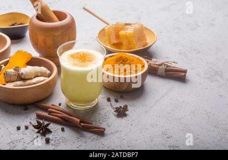 Concetto di assistenza sanitaria. Ingredienti per latte curcuma. Foto Stock