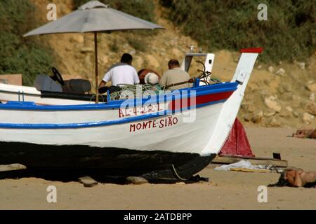 Barche da pesca sulla spiaggia di Albufeira Foto Stock