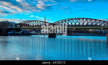 Ponte ferroviario sul fiume Moldava, Praga, Boemia. Foto Stock