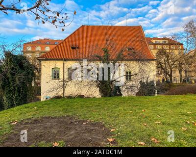 Edificio storico della casa doganale del 16th secolo a Praga dal fiume Moldava, Praga, Boemia. Foto Stock