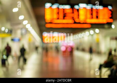 Persone sfocate nella stazione metropolitana dei treni ad alta velocità - foto Sfocata - vista della città sotterranea - sfondo Sfocato Foto Stock