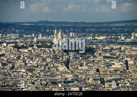 Vista aerea di Parigi nella bella giornata estiva. Sacré-Cour, veduta aerea di Parigi Foto Stock