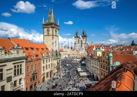 Praga, Repubblica Ceca. Veduta aerea della Chiesa di Nostra Signora prima di Tyn nella piazza della Città Vecchia (Starometska) a Praha. Praga città paesaggio Foto Stock