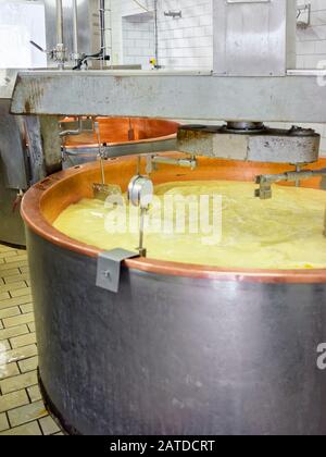 Trasformazione del caseificio Gruyere de Comte in Francia Foto Stock