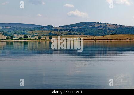 Vista generale del lago artificiale di Vlasina circondato da una pineta in estate, sud-est della Serbia, Europa Foto Stock