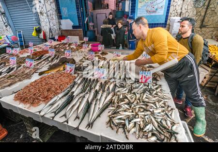 Pescivendolo stallo a Via Sopramuro, mercato di Porta Nolana trimestre, Napoli, campania, Italy Foto Stock