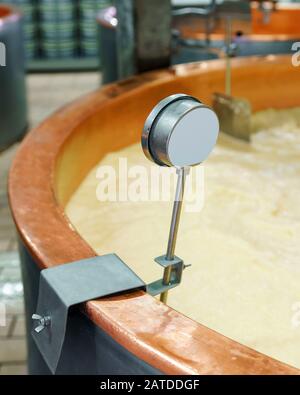 Produzione di formaggio Gruyere de Comte in latte in Francia Foto Stock