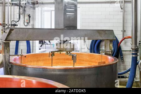 Trasformazione del formaggio Gruyere de Comte nel caseificio in Francia Foto Stock