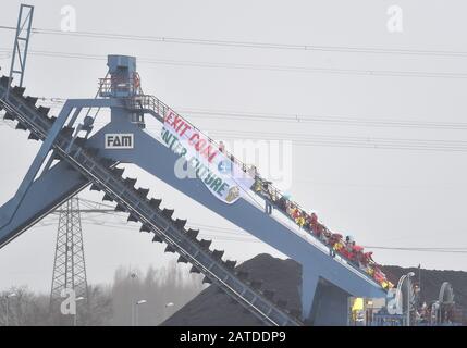 Datteln, Germania. 02nd Feb, 2020. Gli attivisti hanno occupato un escavatore minerario sul sito della centrale a carbone Datteln 4. Contrariamente a quanto raccomandato dalla commissione per il carbone, la centrale elettrica della regione della Ruhr sarà collegata alla rete quest'estate. Gli ambientalisti protestano contro questo. Credit: Caroline Seidel/Dpa/Alamy Live News Foto Stock