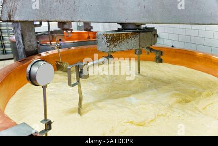 Produzione di Gruyere de Comte Cheese a caseificio in Francia Foto Stock