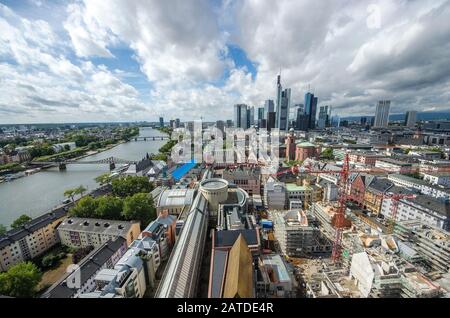 Panorama estivo del quartiere finanziario di Francoforte, Germania Foto Stock