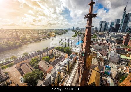 Vista aerea sul fiume Main dalla Torre principale di Francoforte sul principale in Germania al tramonto Foto Stock