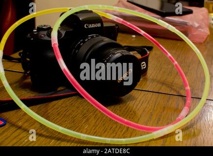 NIS, Serbia, Dicembre, 15, 2019: Canon EOS M50 fotocamera digitale Mirrorless con kit obiettivo su tavolo in legno con luce ambiente e anelli fluorescenti intorno Foto Stock