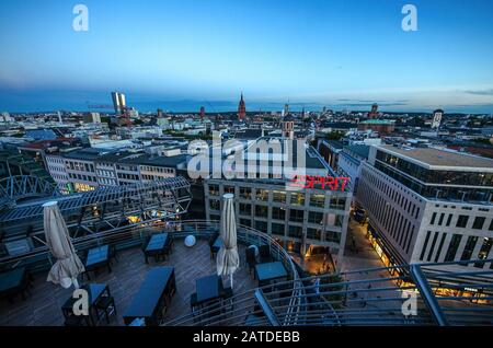 Francoforte Sul Principale - Germania, 11 Settembre 2015. Vista serale dallo Sky bar, Francoforte City Hauptwache Foto Stock