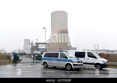 Datteln, Germania. 02nd Feb, 2020. I veicoli della polizia sono parcheggiati di fronte alla centrale a carbone Datteln 4 Attivisti hanno invaso la zona e occupato un escavatore minerario. Contrariamente a quanto raccomandato dalla commissione per il carbone, la centrale elettrica della regione della Ruhr sarà collegata alla rete quest'estate. Gli ambientalisti protestano contro questo. Credit: Caroline Seidel/Dpa/Alamy Live News Foto Stock