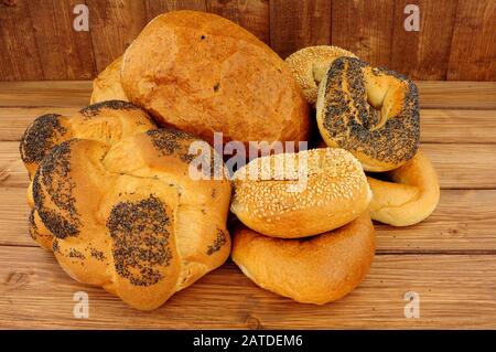 Prodotti di pane Kosher appena sfornati su sfondo di legno Foto Stock