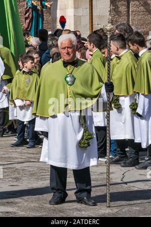 Membri della Confraternita della Madonna di Loreto, in occasione della celebrazione della Madonna che Scappa nella Domenica di Pasqua in Piazza Garibaldi a Sulmona, Abruzzo, Italia Foto Stock