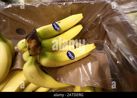 NIS, Serbia, 03 febbraio 2019: Banane fresche isolate in una scatola di cartone per la vendita, al coperto di Lidl, supermercato tedesco a catena di sconti Foto Stock