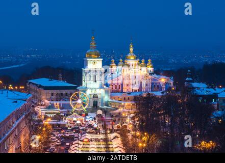 Veduta aerea notturna di Natale Kyiv. Kiev. Il monastero e la cattedrale di San Michele, dal dominio dorato, durante la notte di Natale Foto Stock