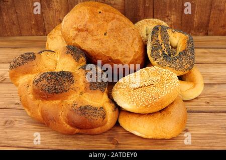 Prodotti di pane Kosher appena sfornati su sfondo di legno Foto Stock