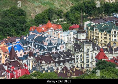 Vozdvizhenka quartiere d'élite a Kiev, Ucraina . Vista dall'alto sui tetti degli edifici. Vecchio Quartiere Podil, Kiev Foto Stock