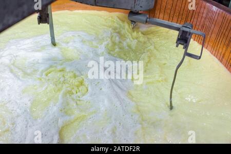 Gruyere de Comte produzione di formaggio a caseificio in Francia Foto Stock