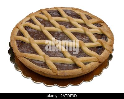 Deliziosa torta al cioccolato o crostata isolata su bianco tre quarti di angolo di vista Foto Stock