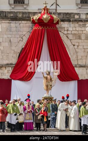 Mons. Michele Fusco, clero e funzionari della figura di Cristo risorto, nella celebrazione della Madonna che Scappa, domenica di Pasqua a Sulmona, Abruzzo Foto Stock