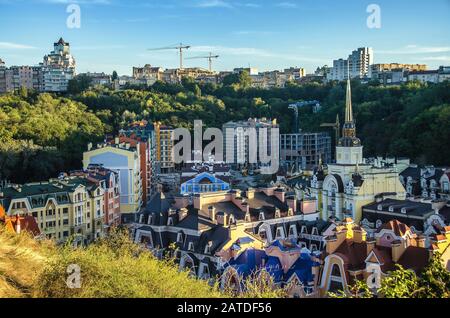 Vozdvizhenka quartiere d'élite a Kiev, Ucraina . Vista dall'alto sui tetti degli edifici. Vecchio Quartiere Podil, Kiev Foto Stock